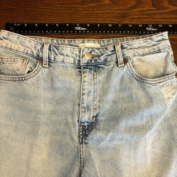 H&M Women’s Mom Comfort High
Denim Shorts Size 10 Supersoft Distressed 5 Pockets - Picture 4 of 14